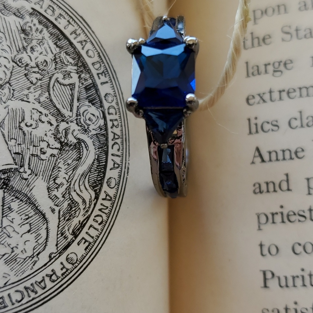 Blue sapphire gemstone ring